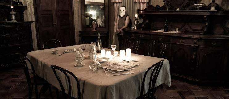 vyras su balta kauke dvaro valgomajame